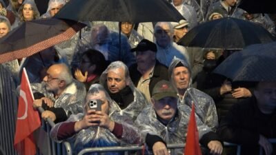 MUSTAFA BOZBEY’E DESTEK İÇİN TOPLANDILAR Bursa Büyükşehir Belediye Başkanı Mustafa