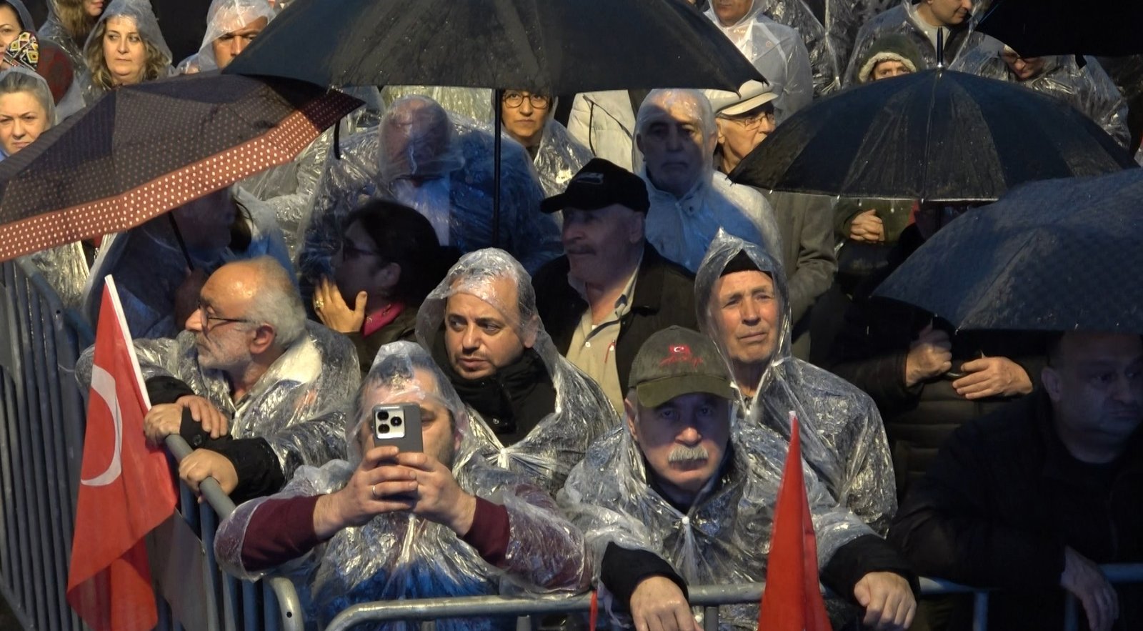 MUSTAFA BOZBEY’E DESTEK İÇİN TOPLANDILAR Bursa Büyükşehir Belediye Başkanı Mustafa
