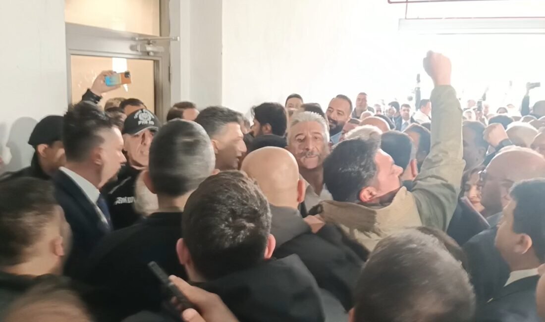 Bursa Büyükşehir Belediyesi’nde başkan vekili seçimi öncesi arbede Memet Can YEŞİLBAŞ-Mehmet İNAN-Yiğithan HÜYÜK/BURSA, (DHA)- BURSA Büyükşehir Belediye Başkanı