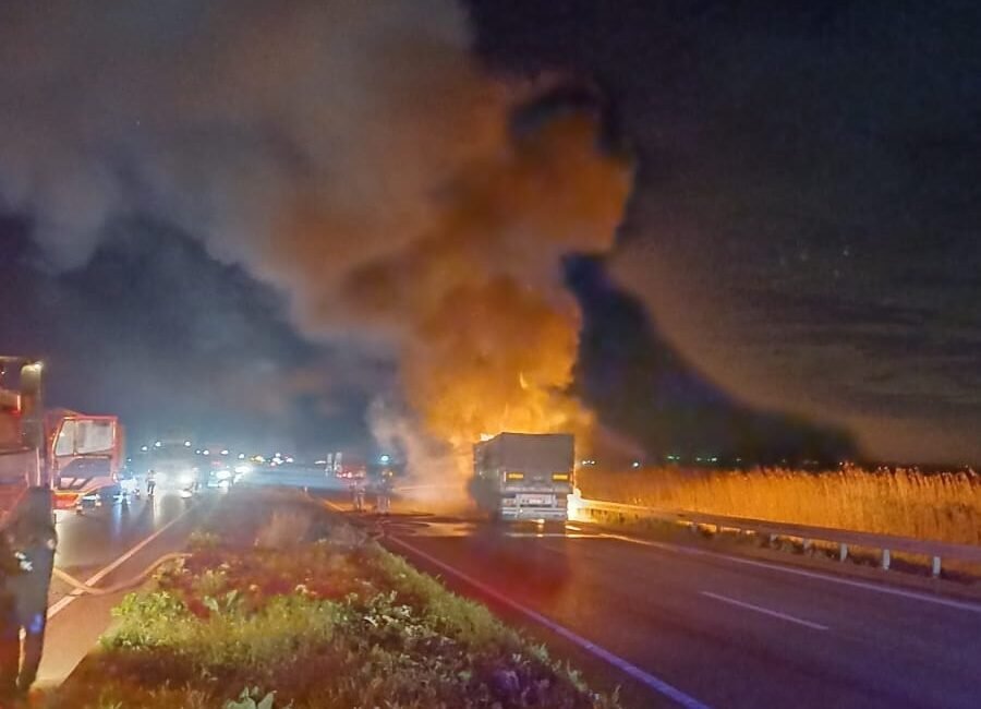 Yasin KESKİN/ KARACABEY(Bursa), (DHA)- BURSA’nın Karacabey ilçesinde seyir halindeki buğday