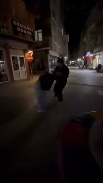 Bursa’da genç kızların saç saça kavgası kamerada Yavuz YILMAZ/İNEGÖL(DHA)-BURSA'nın İnegöl ilçesinde iki genç kız daha önce kavga