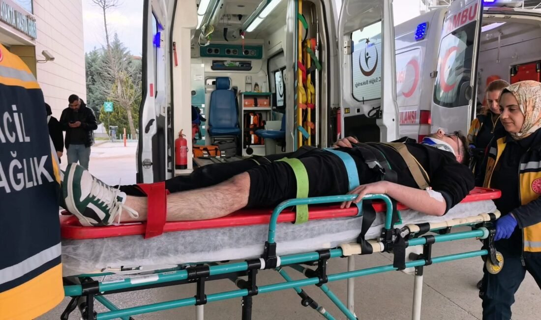 Bursa’da iki otomobilin karıştığı kazada sürücüler yaralandı Yavuz YILMAZ/ İNEGÖL(Bursa), (DHA)- BURSA’nın İnegöl ilçesinde iki otomobilin karıştığı