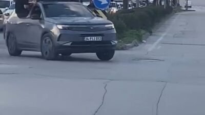 Ebru VARDAR/BURSA, (DHA)-BURSA'da trafiği tehlikeye düşüren düğün konvoydaki araç sürücülerine