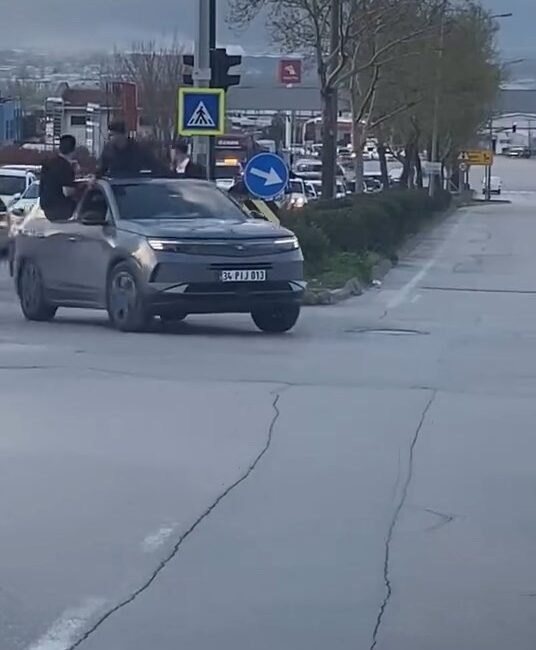 Ebru VARDAR/BURSA, (DHA)-BURSA'da trafiği tehlikeye düşüren düğün konvoydaki araç sürücülerine