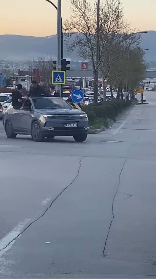 Ebru VARDAR/BURSA, (DHA)-BURSA'da trafiği tehlikeye düşüren düğün konvoydaki araç sürücülerine