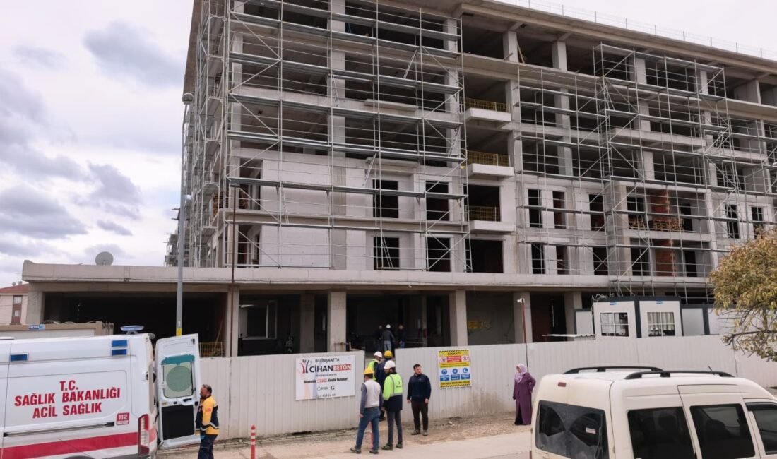 Çalıştığı inşaatın 2’nci katından düşen işçi yaralandı Yavuz YILMAZ/İNEGÖL (Bursa), (DHA)- BURSA'nın İnegöl ilçesinde çalıştığı inşaatın 2'nci