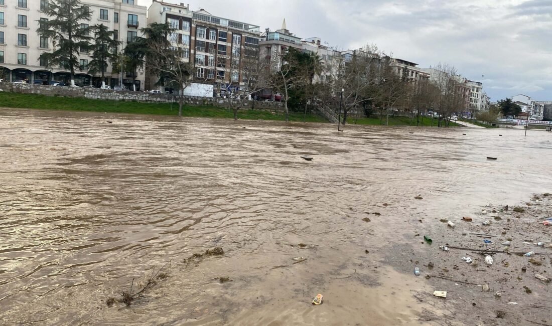 TAŞ ÇAY KENARINDAKİ OTOPARK SULAR ALTINDA KALDI Biga ilçesinden geçen