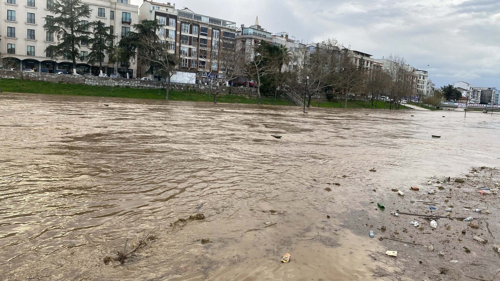 TAŞ ÇAY KENARINDAKİ OTOPARK SULAR ALTINDA KALDI Biga ilçesinden geçen