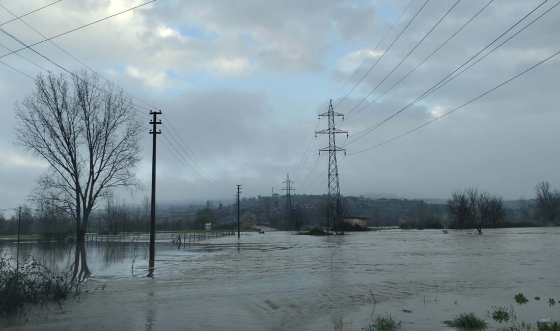 Levent DİKMEN/ÇAN (Çanakkale), (DHA)- ÇANAKKALE'nin Çan ilçesinde etkili olan sağanak