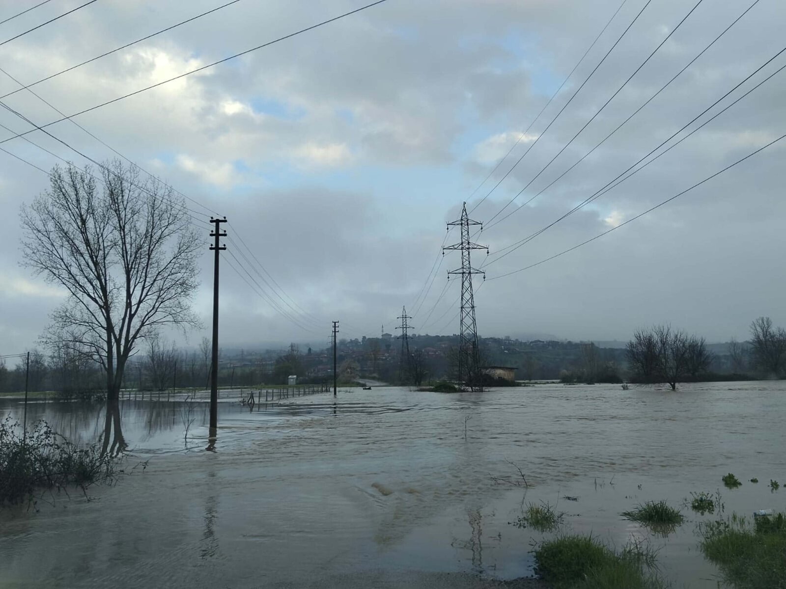 Levent DİKMEN/ÇAN (Çanakkale), (DHA)- ÇANAKKALE'nin Çan ilçesinde etkili olan sağanak
