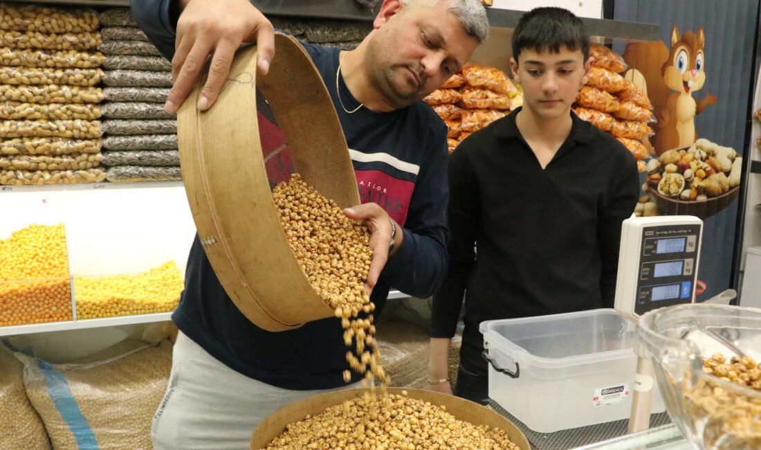 Çırak bulamayan leblebiciler, mesleği çocuklarıyla yaşatmaya çalışıyor Ahmet DAĞLI/SANDIKLI (Afyonkarahisar), (DHA)- AFYONKARAHİSAR'ın Sandıklı ilçesinde geçmişte sayıları 50'yi