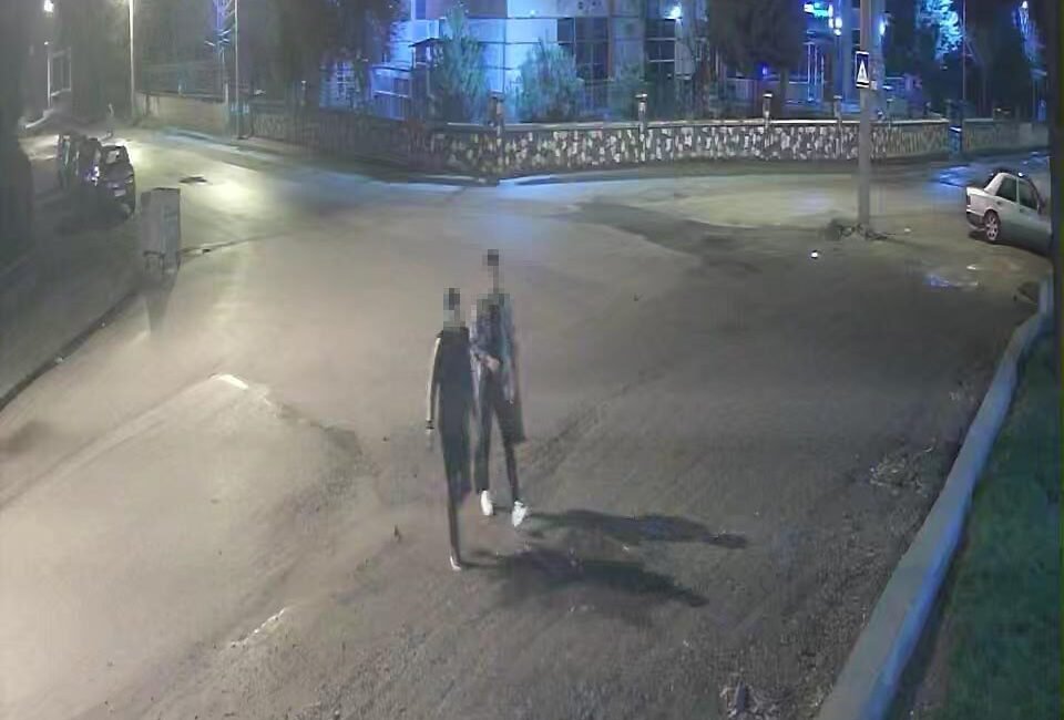 Çocuk parkında kaydırağı yaktılar; olay kamerada Musa KESKİN/DÜZCE, (DHA)- DÜZCE'de çocuk parkında alkol alan 2 kişinin,