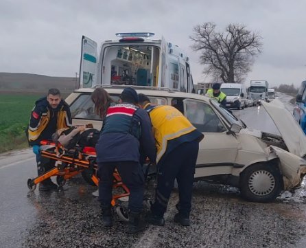 Hasan ÇETİN/ALACA (Çorum), (DHA)- ÇORUM'un Alaca ilçesinde iki otomobilin kafa