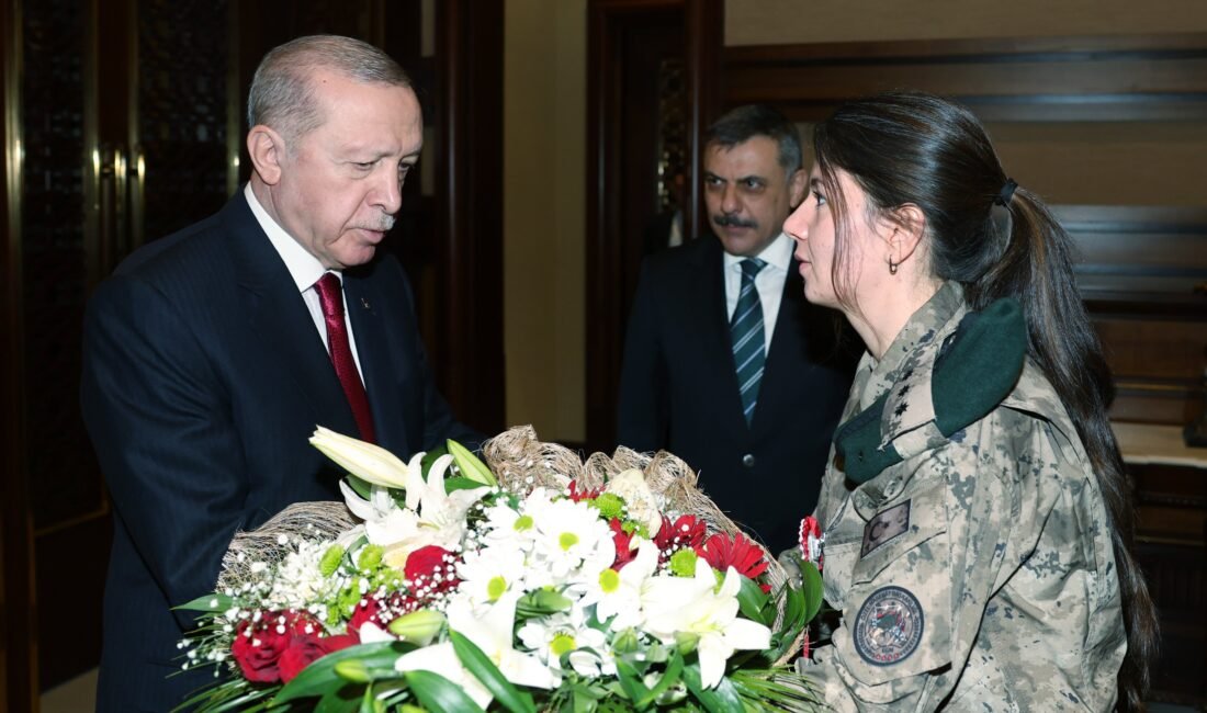 Cumhurbaşkanı Erdoğan, Bakan Çiftçi ve polisleri kabul etti ANKARA, (DHA)- CUMHURBAŞKANI Recep Tayyip Erdoğan, Türk Polis Teşkilatı'nın 181'inci