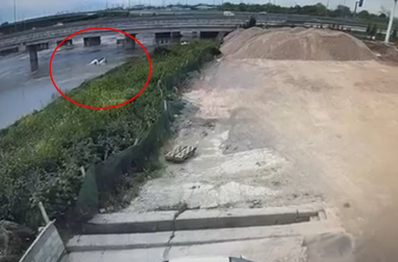 ARAÇ VE BABAOĞLU'NUN CANSIZ BEDENİ ÇIKARTILDI Karacabey ilçesinde 'kestirme' olarak