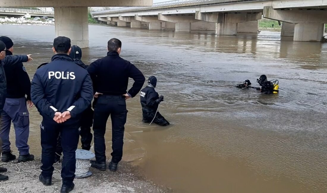 Dereden geçerken aracı suya gömülen sürücü öldü Yasin KESKİN/KARACABEY (Bursa), (DHA)- BURSA'nın Karacabey ilçesinde 'kestirme' olarak kullanılan
