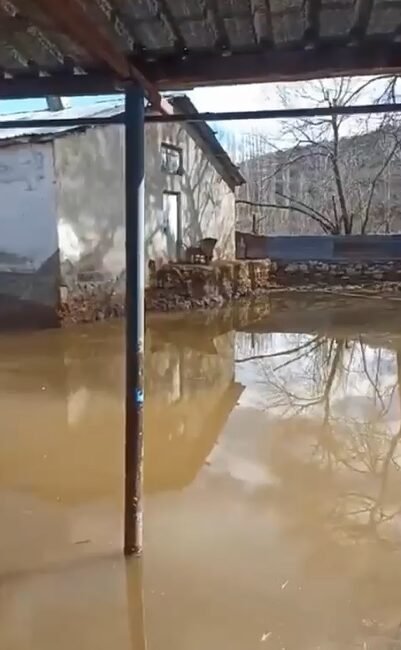 Derenin taştığı köyde ev ve ahırları su bastı Uğur YİĞİT/SİVAS, (DHA)- SİVAS'ın Gemerek ilçesine bağlı Eşikli köyünde etkili