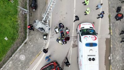 Ardacan UZUN/İZMİT (Kocaeli), (DHA)- KOCAELİ’nin İzmit ilçesinde dereye düşen kamyonetin