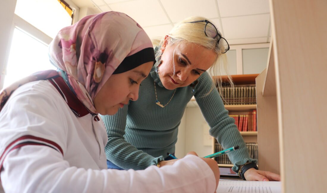 Diyarbakır’da gönüllü kadın öğretmenler, kırsaldaki 119 genç kızı YKS’ye hazırlıyor Gıyasettin TETİK-Hüseyin İÇLİ/DİYARBAKIR, (DHA)- DİYARBAKIR'da kırsal mahallelerde yaşayan ve ders