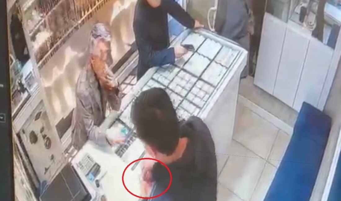 Diyarbakır’da kuyumculara sahte altın satan şüpheli tutuklandı Gıyasettin TETİK-Hüseyin İÇLİ/DİYARBAKIR, (DHA)- DİYARBAKIR’da üç ayrı kuyumcuyu sahte altın