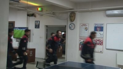 Tolga TAHÇI/İZMİR, (DHA)-İZMİR'de itfaiye ekipleri, Kosova-Türkiye maçını takip ettikleri sırada