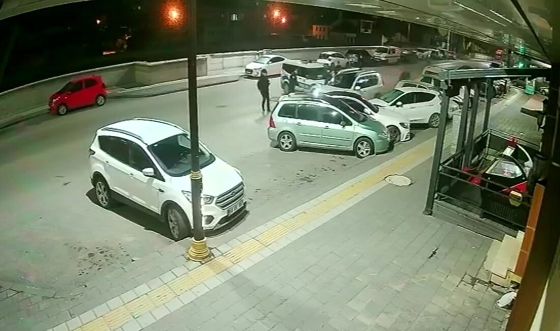 ‘Dur’ ihtarına uymayan sürücüye 446 bin lira ceza Eraydın AYTEKİN-Hüsnü Ümit AVCI/SİVAS, (DHA)- SİVAS'ta polis ekiplerinin ‘Dur’ ihtirana
