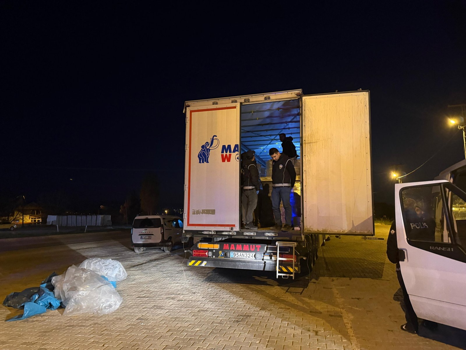 İbrahim UĞUR/TOKAT, (DHA)- TOKAT’ın Erbaa ilçesinde durdurulan TIR’da yapılan aramada