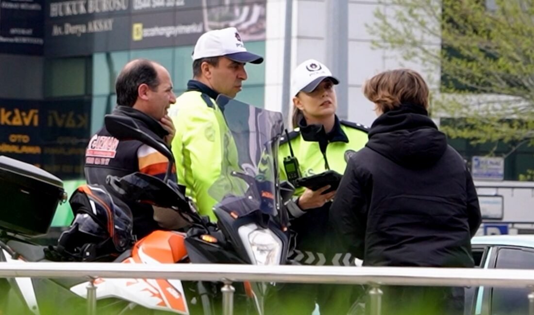 Düzce’de polislere sosyal deney Musa KESKİN/DÜZCE, (DHA)- DÜZCE’de Polis Haftası kapsamında yapılan bir sosyal