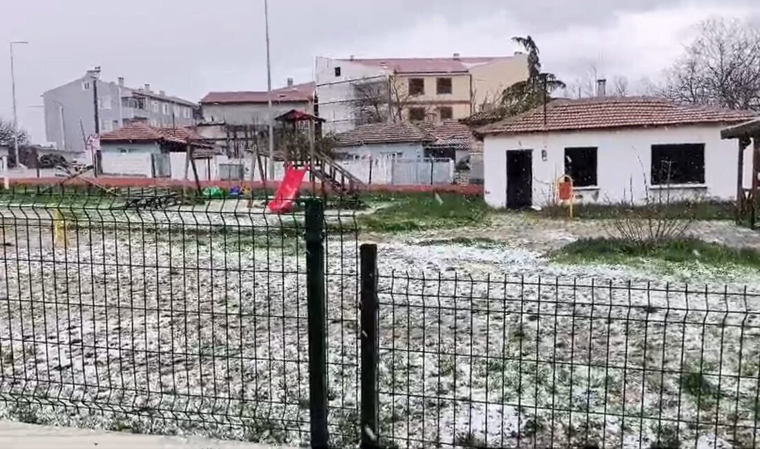 Edirne’de dolu yağışı; ilçe beyaza büründü Olgay GÜLER/EDİRNE, (DHA)- EDİRNE’nin Süloğlu ilçesinde 20 dakika etkili olan