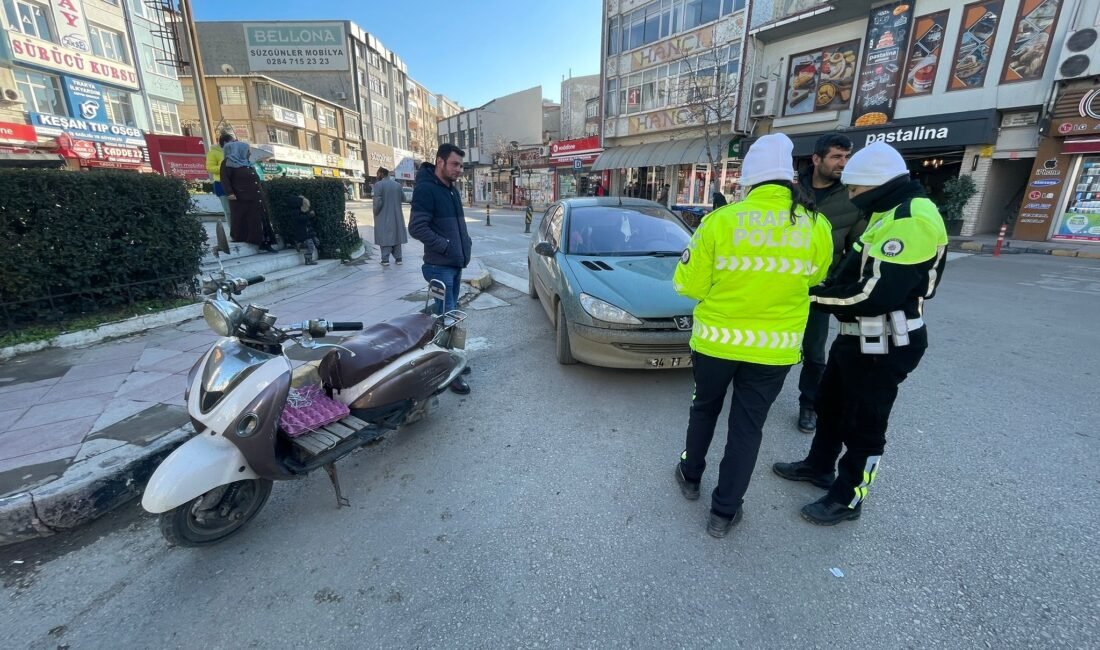 Ehliyetsiz ve plakasız 3 motosiklet sürücüsüne toplam 135 bin lira ceza Ünsal YÜCEL/KEŞAN (Edirne), (DHA)- EDİRNE’nin Keşan ilçesinde polis tarafından yapılan