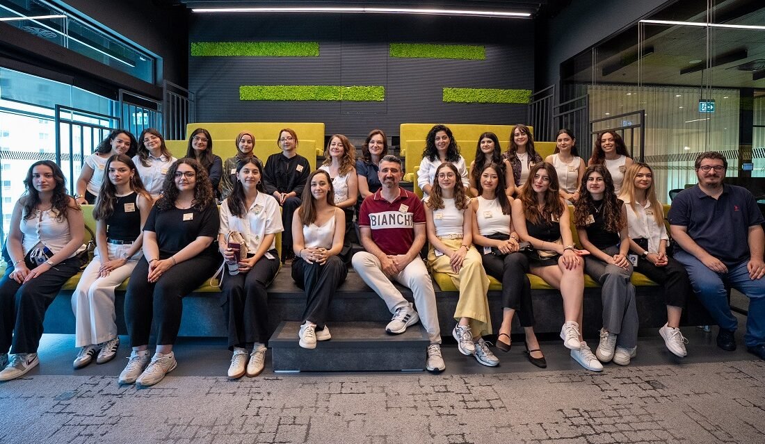 Enerjisa Üretim’in Womentum programı ile 81 ilden geleceğin kadın liderleri yetişiyor İSTANBUL,(DHA)- ENERJİSA Üretim, genç kadınların kariyer yolculuklarını dönüştüren Womentum programının