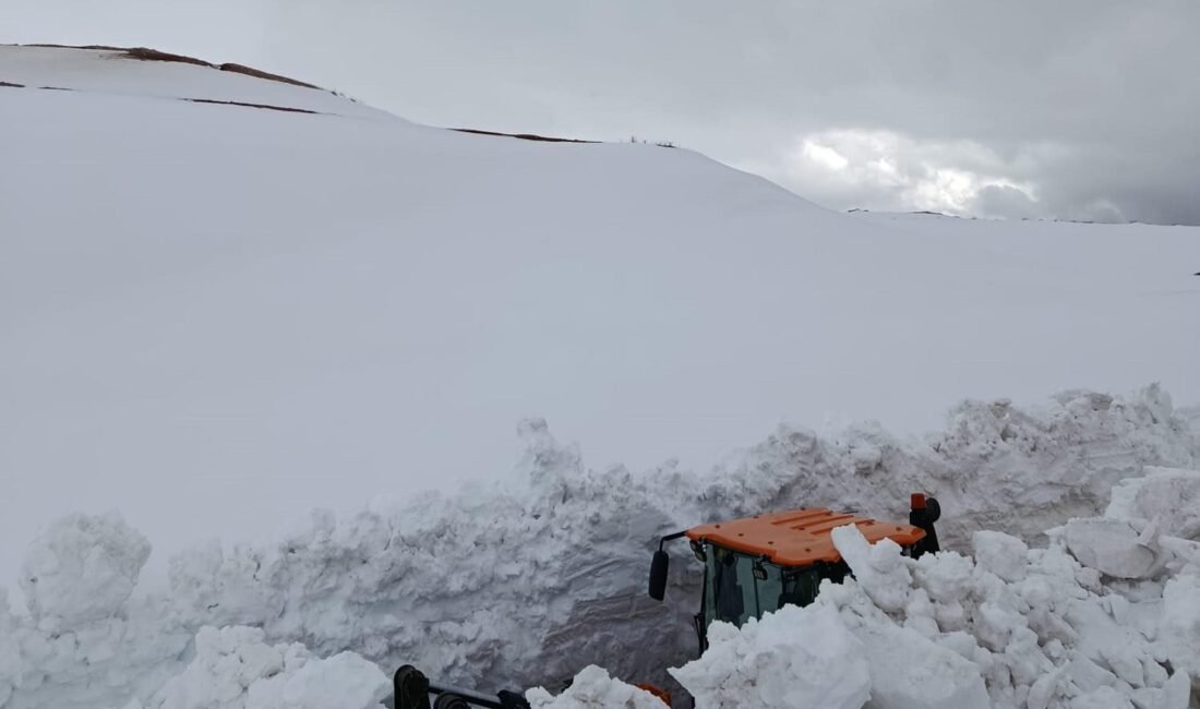 Muzaffer KOŞAN/ERZİNCAN, (DHA)- ERZİNCAN’da Karayolları ekipleri, 4 metreyi aşan karla
