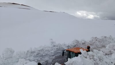 Muzaffer KOŞAN/ERZİNCAN, (DHA)- ERZİNCAN’da Karayolları ekipleri, 4 metreyi aşan karla