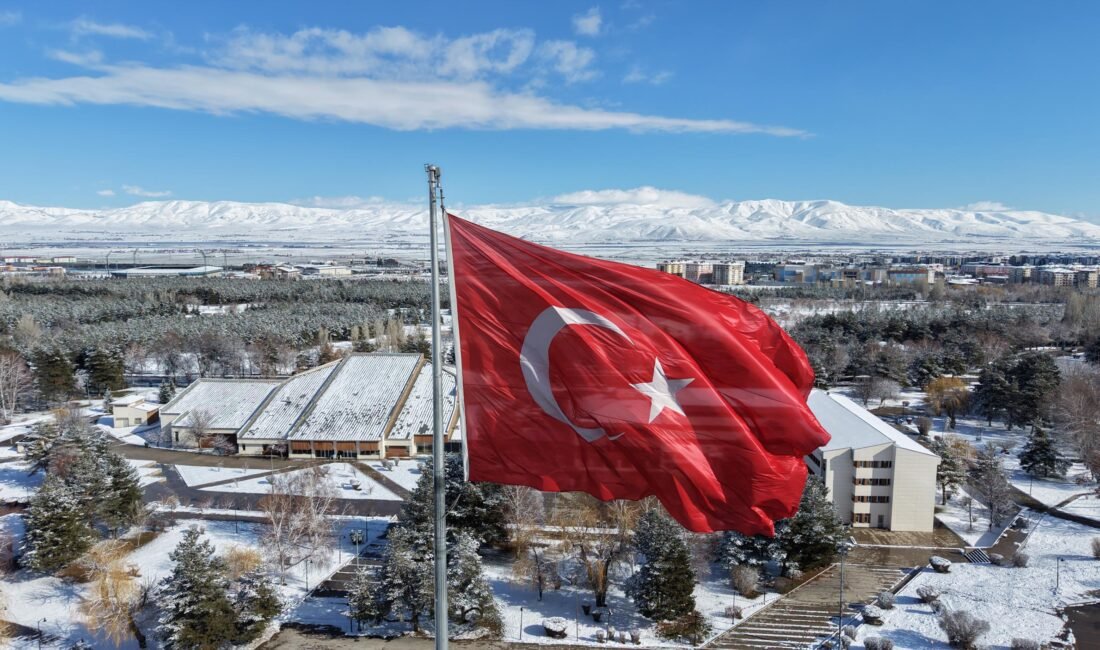 Salih TEKİN-Volkan KARABAĞ/ERZURUM-KARS, (DHA)-ERZURUM ve Kars'ta nisan ayında kar yağışı