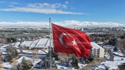 Salih TEKİN-Volkan KARABAĞ/ERZURUM-KARS, (DHA)-ERZURUM ve Kars'ta nisan ayında kar yağışı