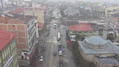 Salih TEKİN/ERZURUM, (DHA)-ERZURUM'da sabah saatlerinde kar yağışı etkili oldu. Sürpriz