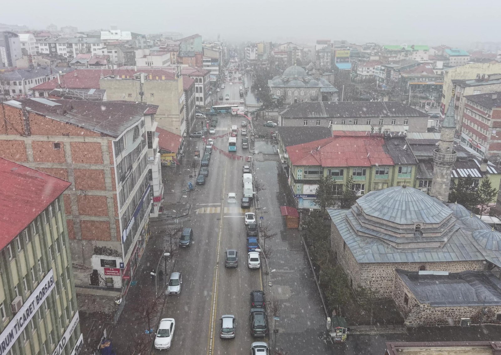 Salih TEKİN/ERZURUM, (DHA)-ERZURUM'da sabah saatlerinde kar yağışı etkili oldu. Sürpriz