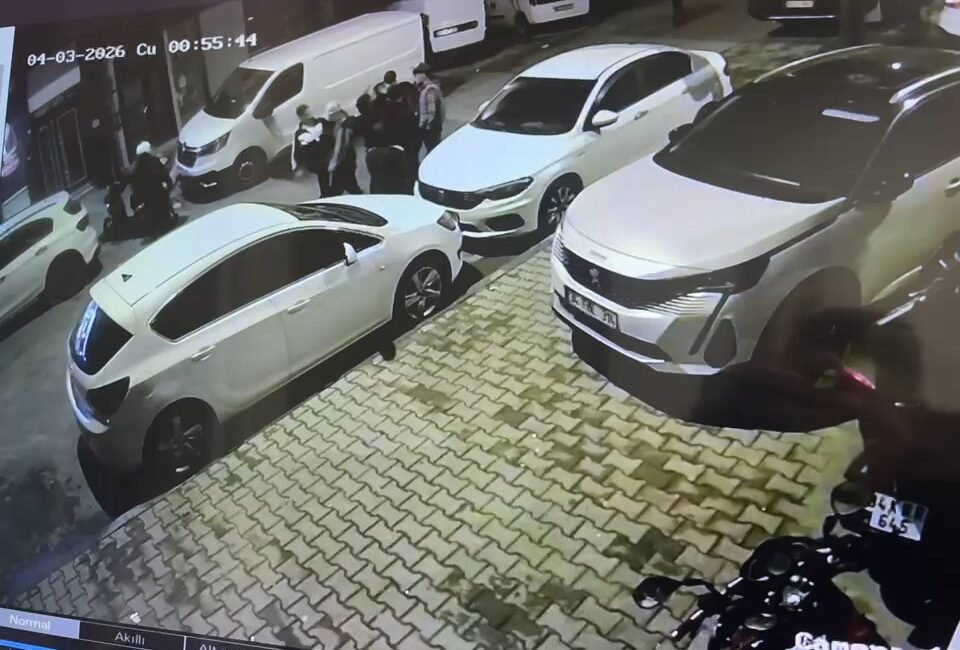 Esenler’de teslimata giden kuryenin motosikletinden siparişler ve taşınabilir şarj cihazı çalındı Veysel TİMDU / İSTANBUL, (DHA)- ESENLER'de motosikletini park edip binaya