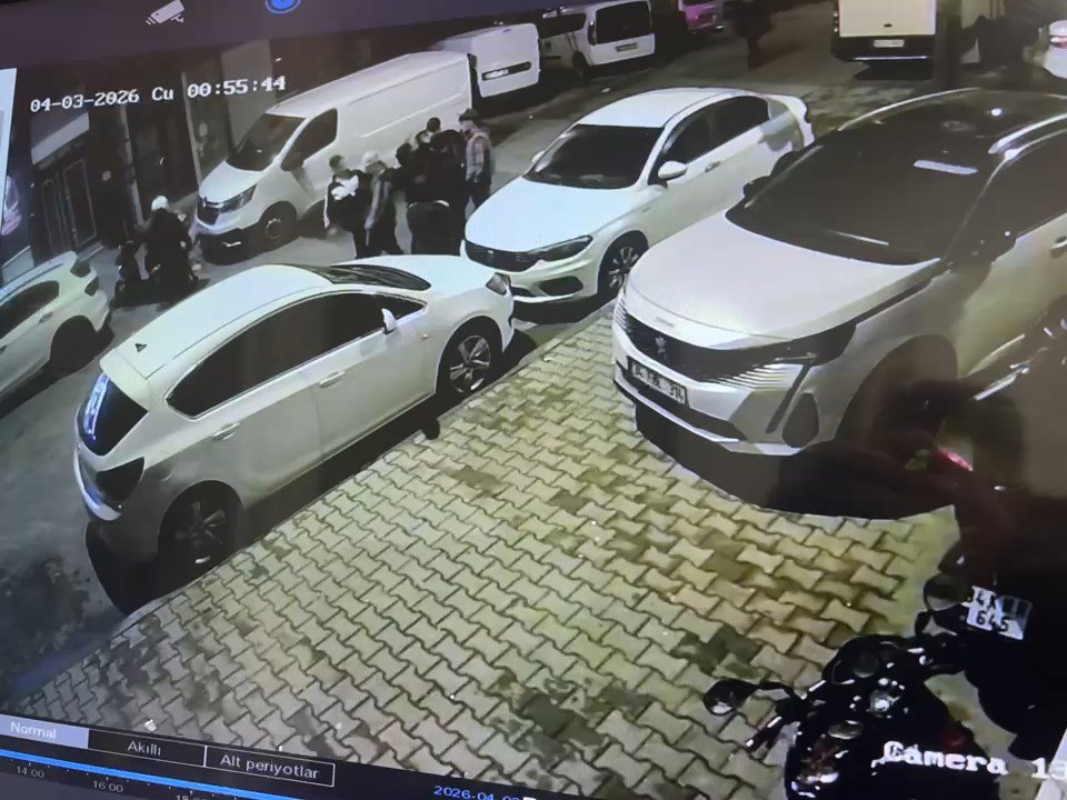 Veysel TİMDU / İSTANBUL, (DHA)- ESENLER'de motosikletini park edip binaya