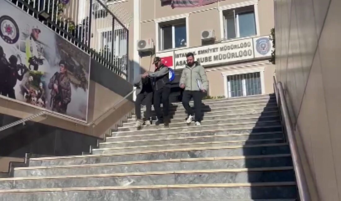 Esenyurt’ta telefonda kendisini polis olarak tanıtıp 2 milyon 140 bin lira dolandırdı Ali AKSOYER/İSTANBUL,(DHA)-ESENYURT’da A.G.(75) ve H.H. (76) isimli iki kadını telefonla
