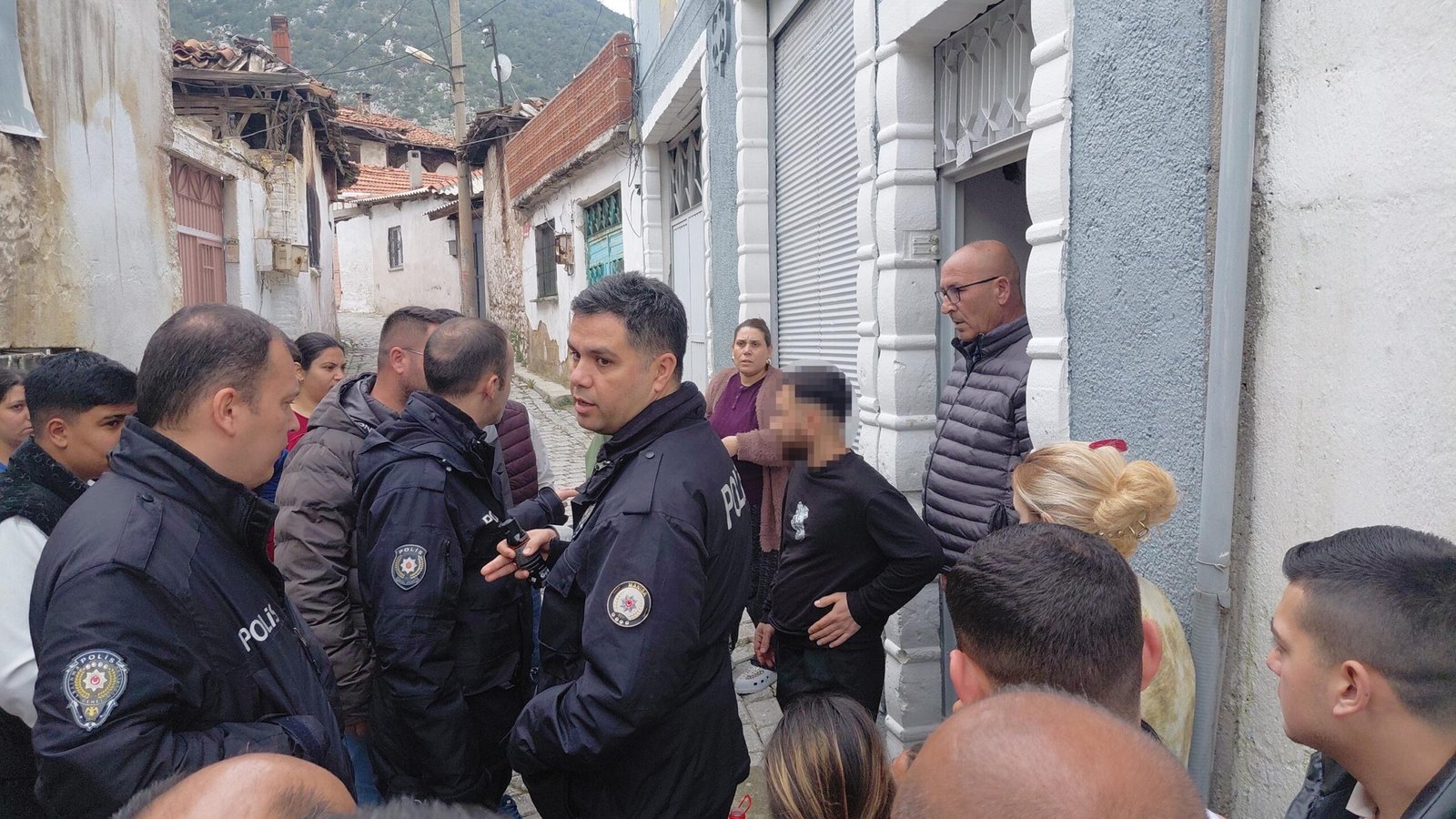 Evren ŞAKI/KIRKAĞAÇ (Manisa), (DHA)- MANİSA'nın Kırkağaç ilçesinde Devran Arınç, çocuklarını