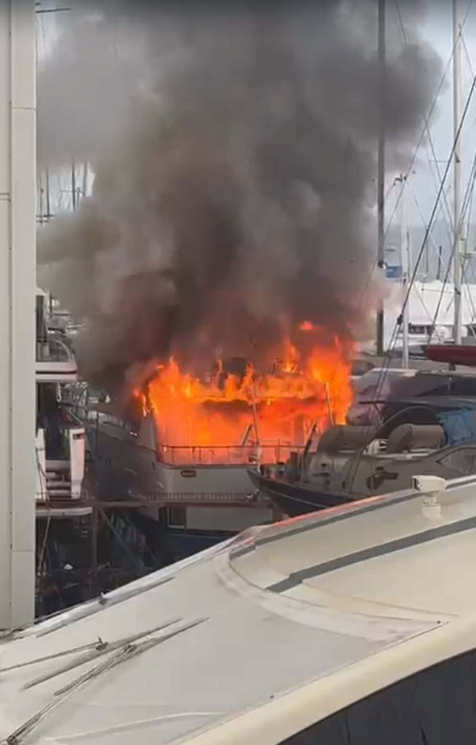 Fırat AKAY/BODRUM (Muğla), (DHA)- MUĞLA'nın Bodrum ilçesinde bir tersanede bakımda