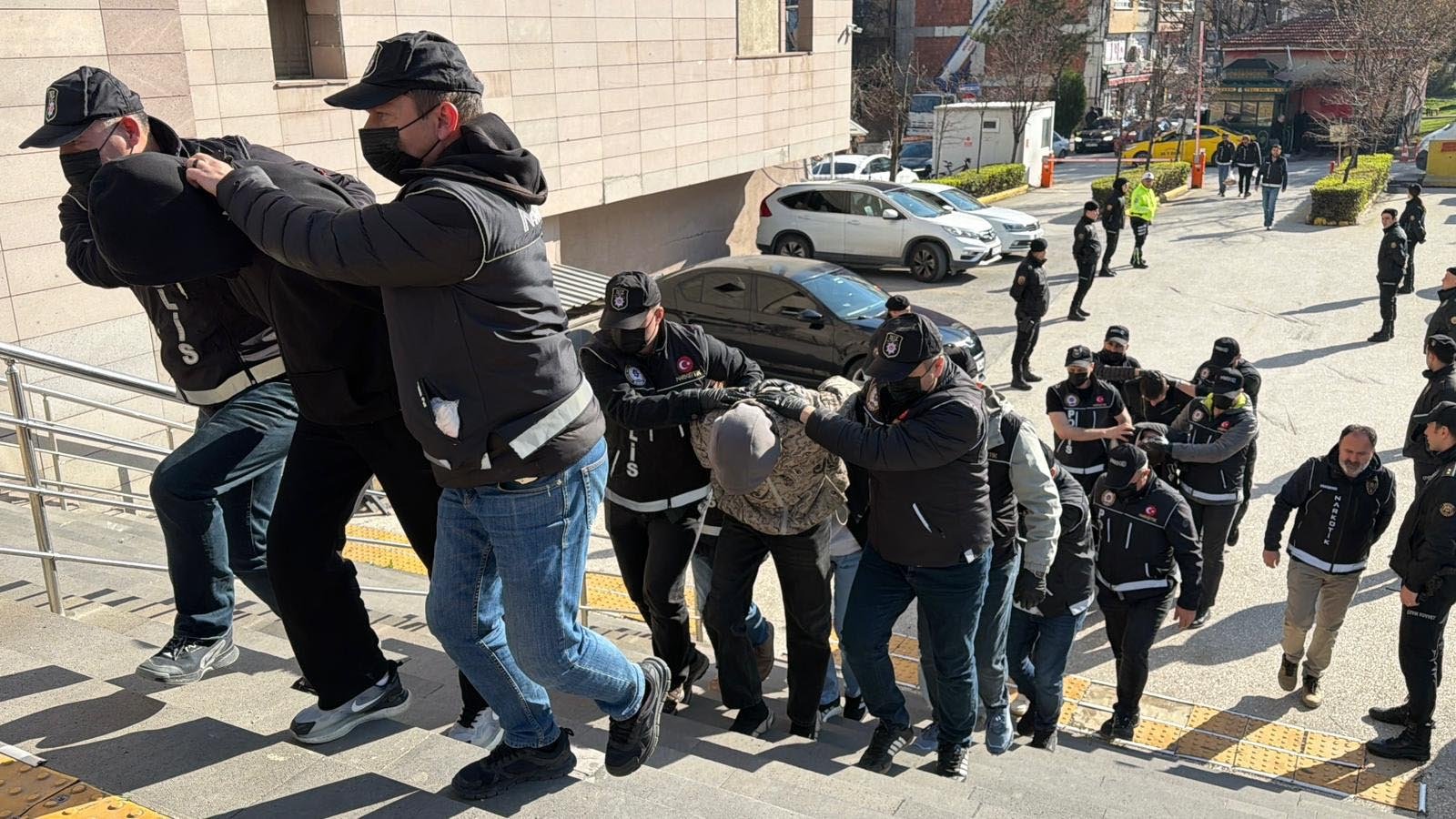 Batuhan KILIÇ/ESKİŞEHİR, (DHA)- ESKİŞEHİR merkezli 6 ilde düzenlenen uyuşturucu operasyonunda