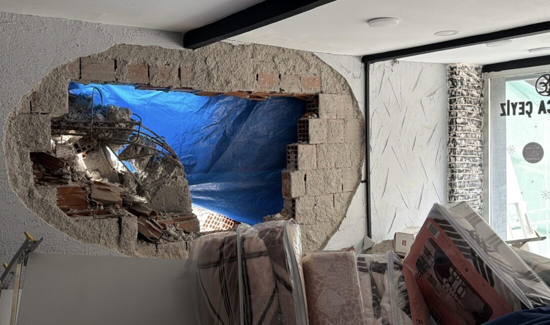 Eskişehir’de 8 katlı binanın yıkımı sırasında bitişikteki dükkanın duvarı yıkıldı Batuhan KILIÇ/ESKİŞEHİR, (DHA)- ESKİŞEHİR’de 8 katlı bir binanın yıkımı sırasında