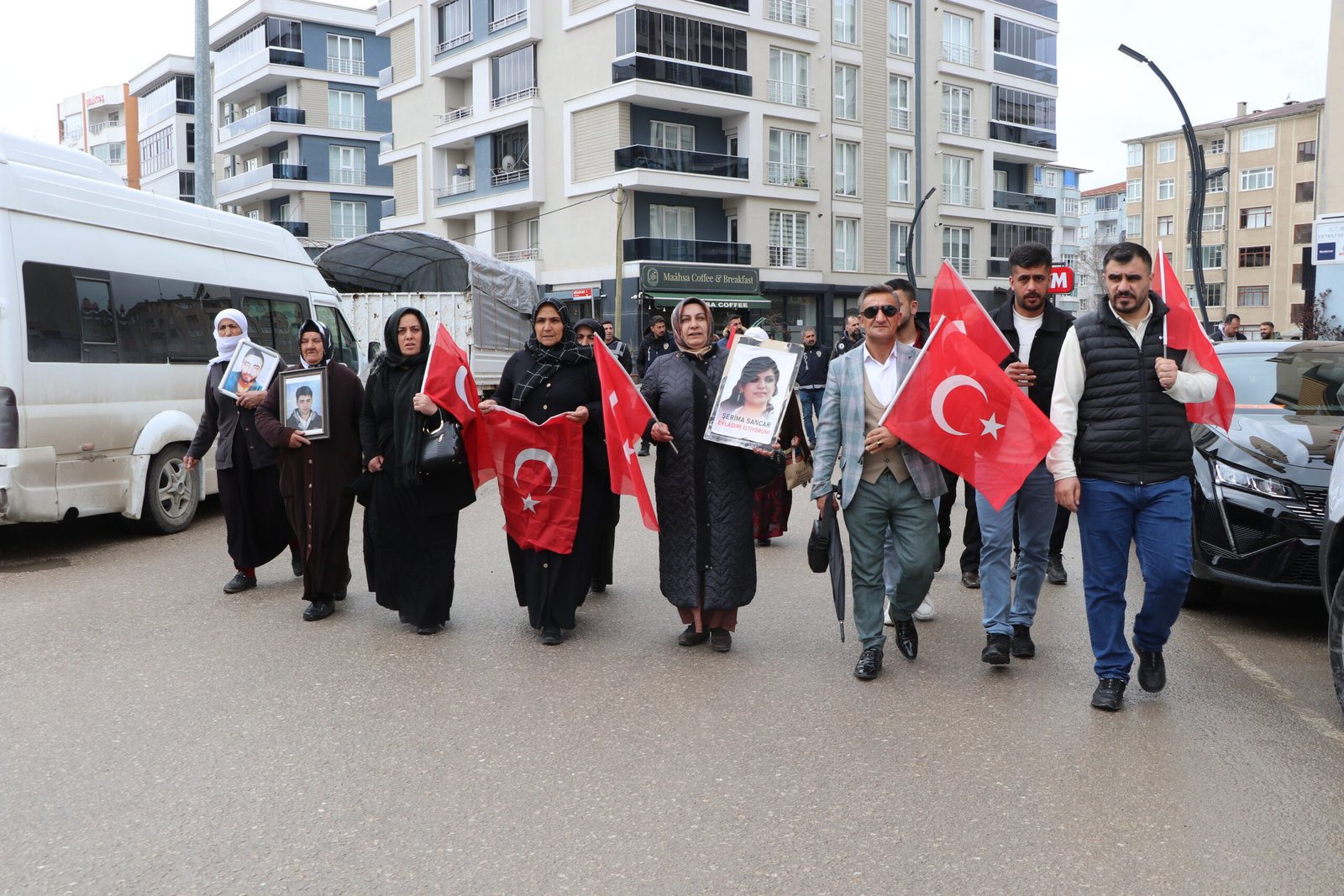 Behçet DALMAZ/VAN, (DHA)- VAN’da çocukları PKK tarafından kaçırılan ailelerin başlattığı