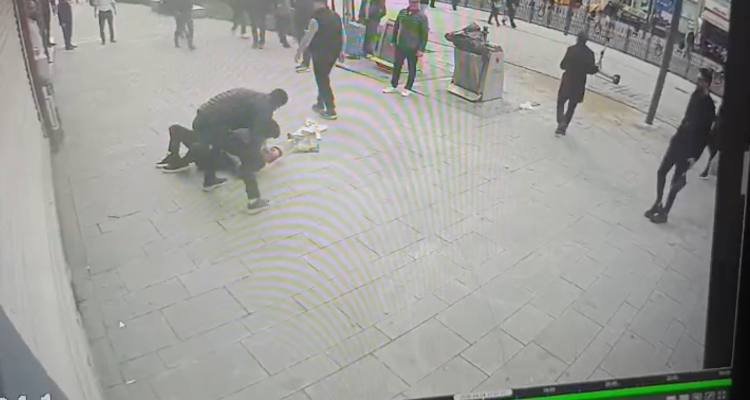 Baran AKKAYA-Utku Can SÖNMEZ/İSTANBUL,(DHA)-FATİH’te sokakta yürüyen kişi, kardeşleri tarafından sopayla