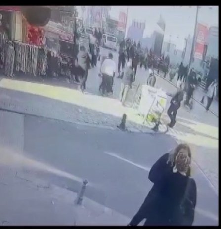 Fatih’teki kurye cinayetine ilişkin yeni görüntüler ortaya çıktı Ali AKSOYER/İSTANBUL(DHA)FATİH'te bir lojistik firmasında kurye olarak çalışan Arif İsmailov'u