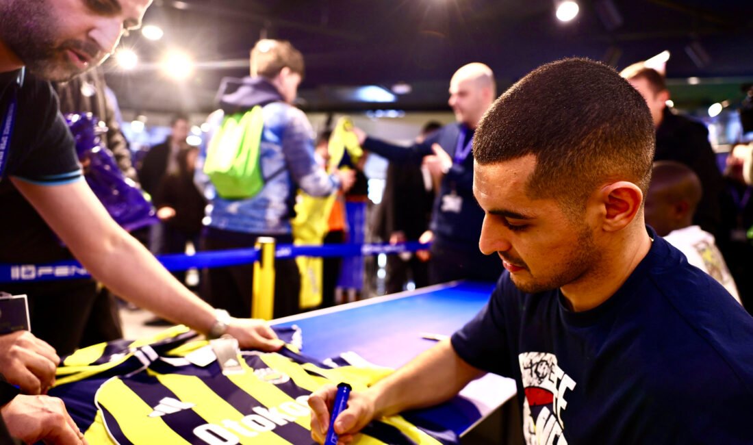 Fenerbahçeli N’Golo Kante ve Levent Mercan imza gününde taraftarlarla buluştu İSTANBUL, (DHA)- FENERBAHÇELİ futbolcular N'Golo Kante ve Levent Mercan, Fenerium’un