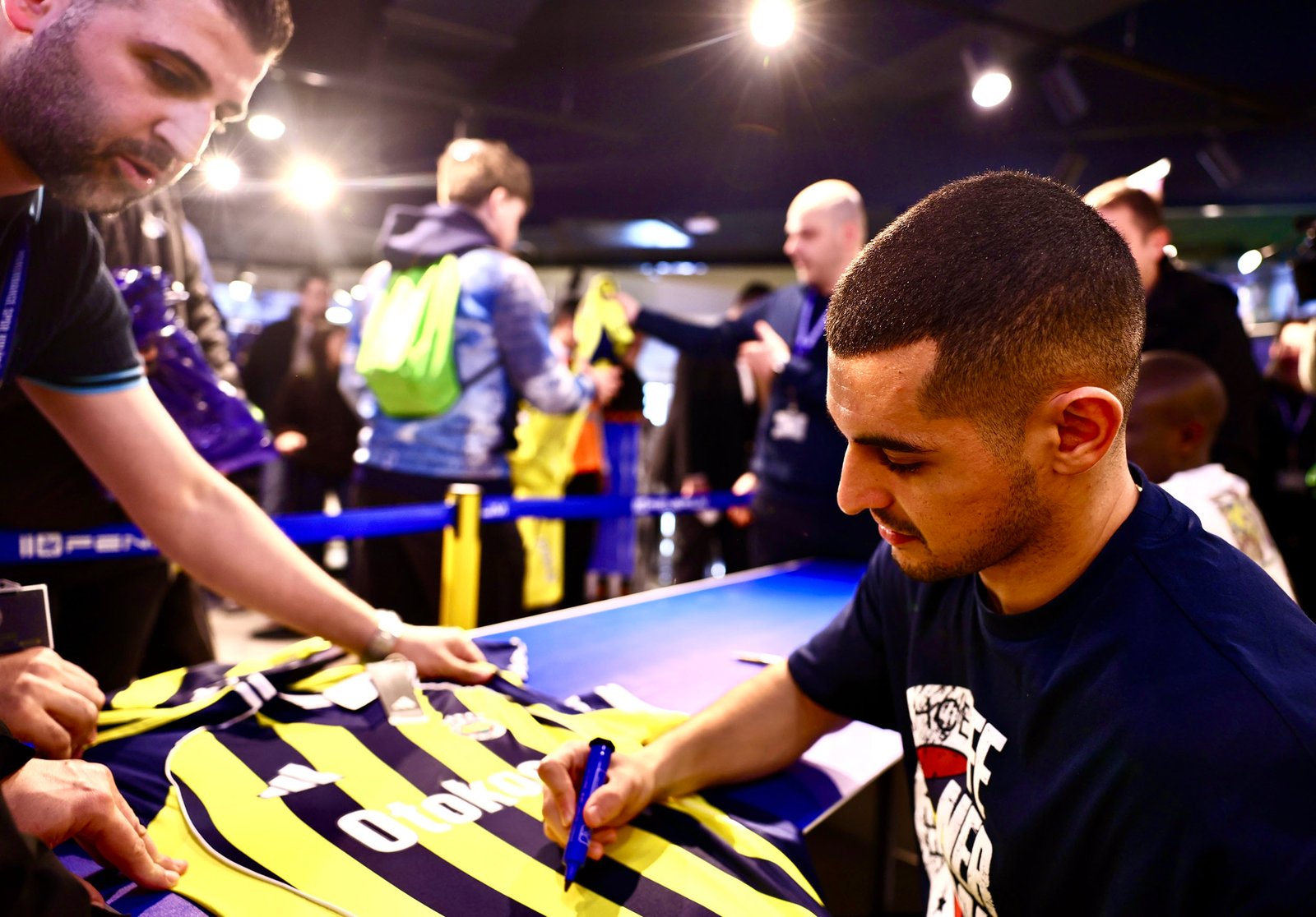 İSTANBUL, (DHA)- FENERBAHÇELİ futbolcular N'Golo Kante ve Levent Mercan, Fenerium’un
