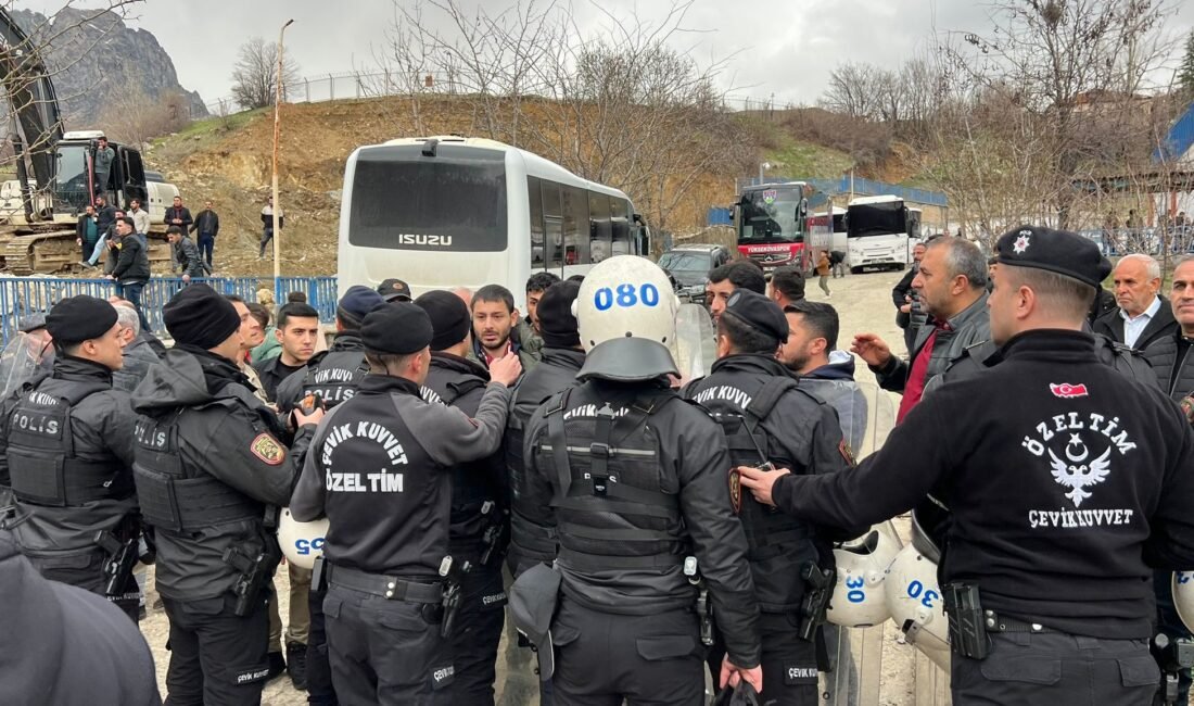 Yaşar KAPLAN/ ŞEMDİNLİ, (Hakkari) (DHA)- YÜKSEKOVA Spor Kadın Futbol Takımı,